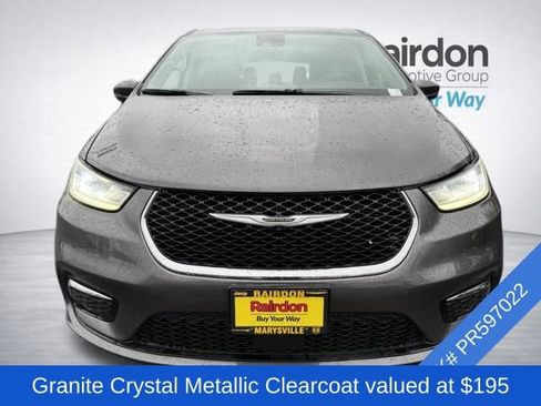 Used 2023 Chrysler Pacifica Touring-L FWD image 2