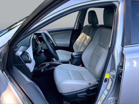 Used 2017 Toyota RAV4 XLE AWD/4WD image 9
