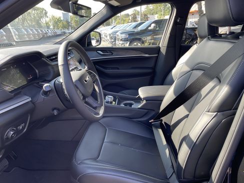 New 2025 Jeep Grand Cherokee Limited w/ Luxury Tech Group II image 13