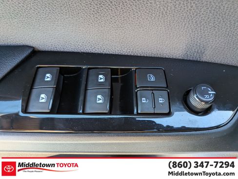 Used 2017 Toyota Prius Prime Premium FWD image 12