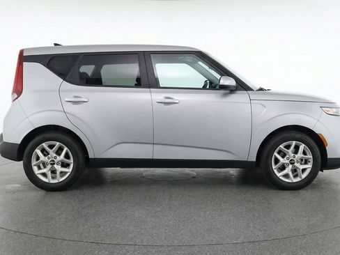 Used 2025 Kia Soul LX w/ LX Technology Package FWD image 11