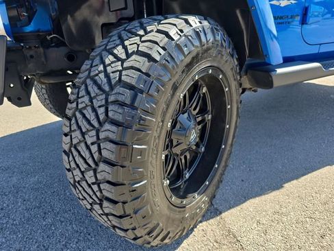 Used 2015 Jeep Wrangler Unlimited Sahara image 30