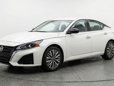 Used 2025 Nissan Altima 2.5 SV image 3