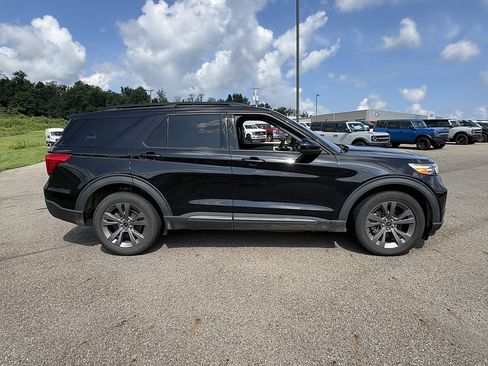 Used 2022 Ford Explorer XLT w/ Equipment Group 202A AWD/4WD image 6