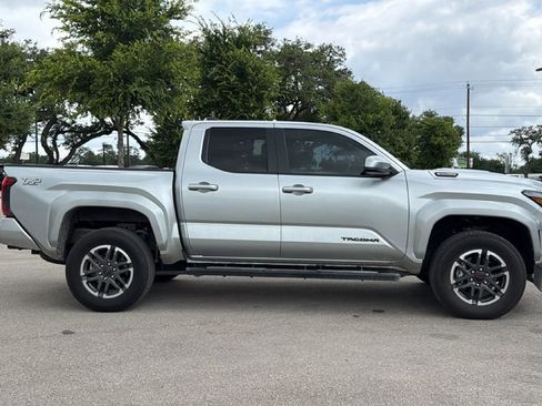 Used 2025 Toyota Tacoma TRD Sport AWD/4WD image 4
