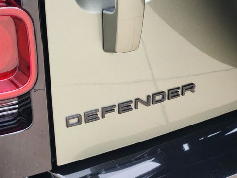 Certified 2025 Land Rover Defender 130 X-Dynamic SE AWD/4WD image 36