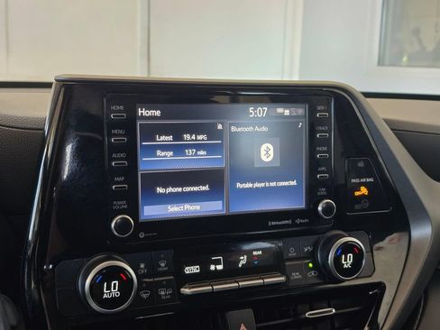 Used 2022 Toyota Highlander LE AWD/4WD image 13