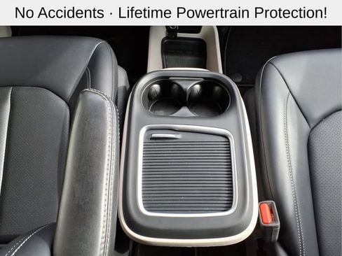 Used 2024 Chrysler Pacifica Touring-L FWD image 23