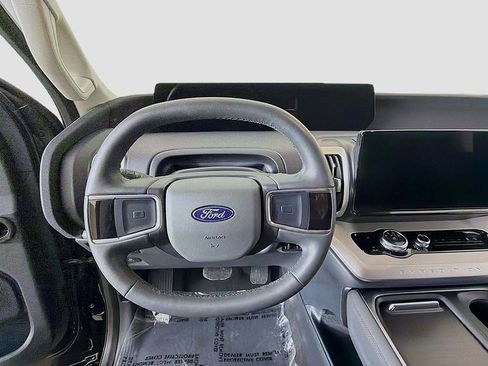 Used 2025 Ford Expedition Active AWD/4WD image 31