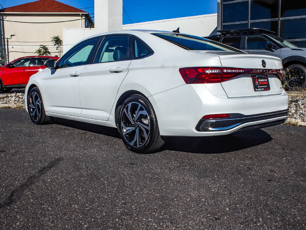 Used 2025 Volkswagen Jetta SEL FWD image 4