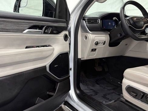 Used 2024 Jeep Wagoneer L Series II w/ Flexible Seating Group AWD/4WD image 40