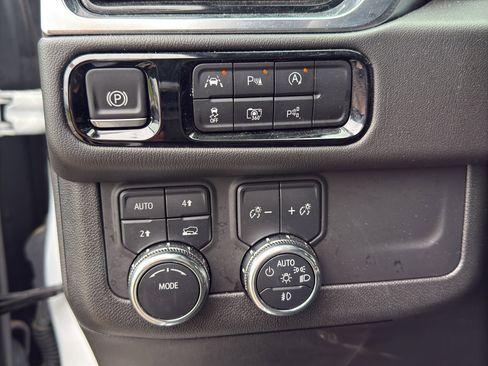 Used 2025 GMC Yukon XL Denali AWD/4WD image 18