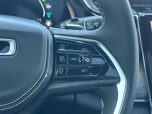 Certified 2022 Jeep Grand Cherokee Overland w/ MOPAR Finishing Package AWD/4WD image 28