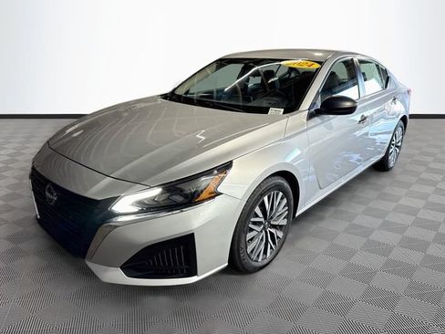 Used 2024 Nissan Altima 2.5 SV FWD image 3