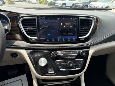 Used 2023 Chrysler Pacifica Limited FWD image 23