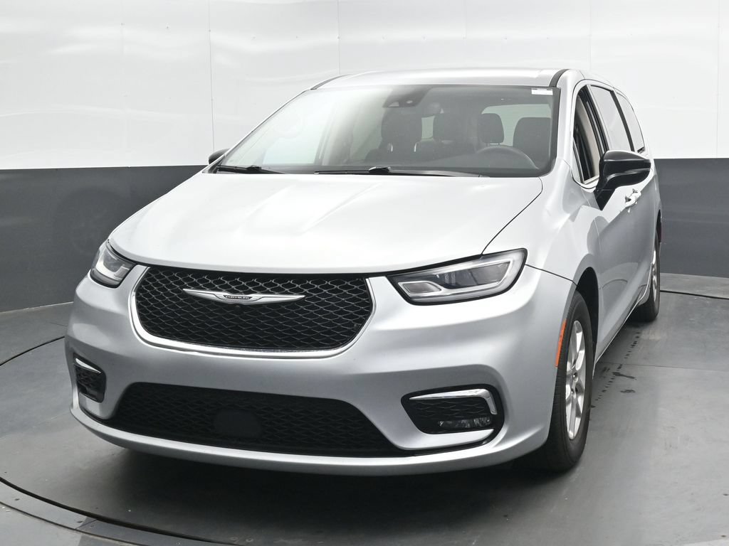 Used 2024 Chrysler Pacifica Touring-L FWD image 6