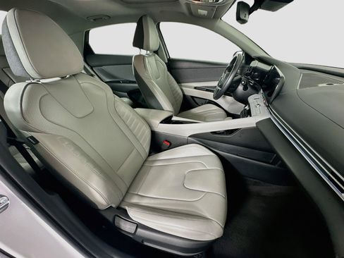Used 2025 Hyundai Elantra Limited FWD image 31