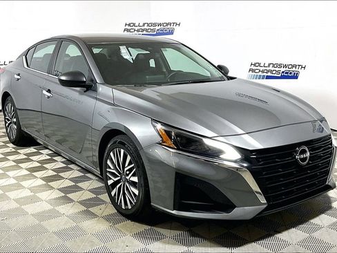 Used 2024 Nissan Altima 2.5 SV image 3