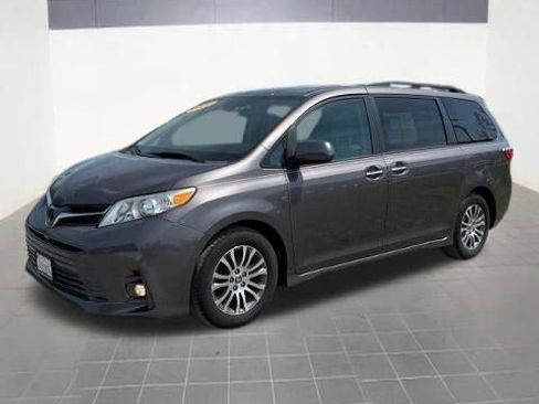 Used 2020 Toyota Sienna XLE w/ XLE Navigation Package FWD image 2