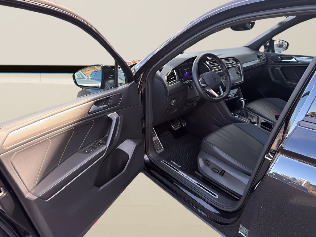 Used 2023 Volkswagen Tiguan SE R-Line AWD/4WD image 10