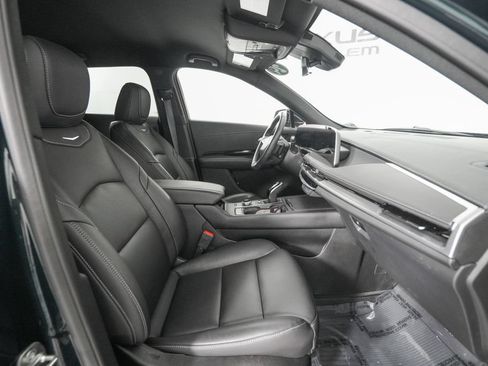 Used 2024 Cadillac XT4 Luxury w/ Cold Weather Package FWD image 19