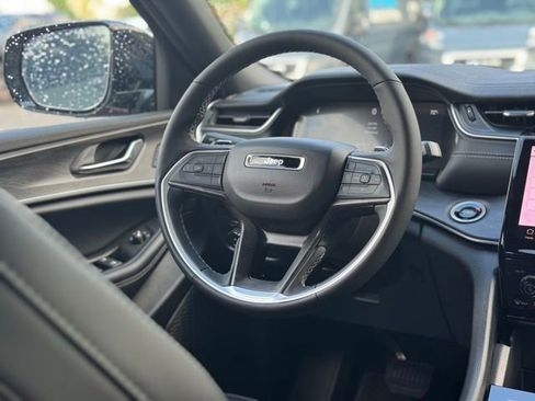 New 2025 Jeep Grand Cherokee Limited w/ Black Appearance Package image 23