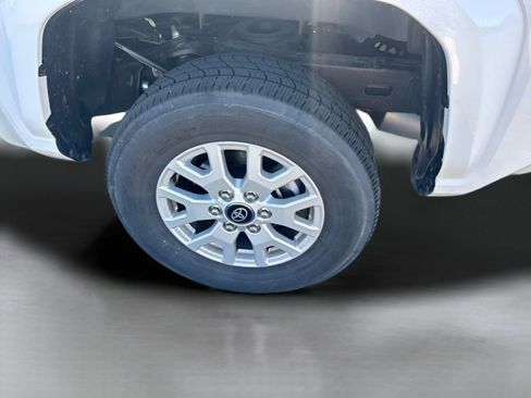 Used 2025 Toyota Tacoma SR5 AWD/4WD image 17