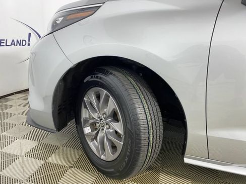 Certified 2025 Toyota Sienna XLE FWD image 26