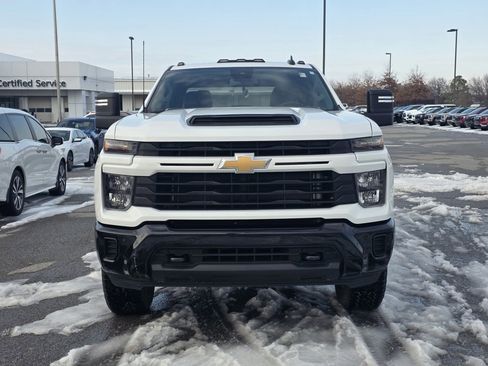 Used 2025 Chevrolet Silverado 2500 Custom w/ Custom Value Package image 2