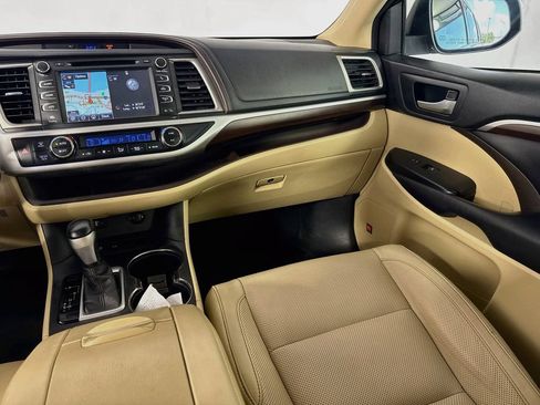 Used 2016 Toyota Highlander Limited FWD image 25