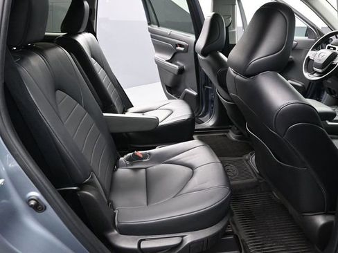 Used 2022 Toyota Highlander XLE image 32