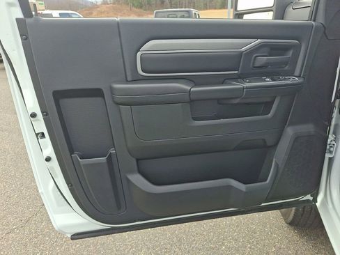 Used 2024 RAM 2500 Tradesman w/ Chrome Appearance Group image 11