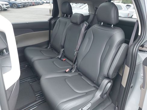 New 2026 Kia Carnival SX image 16