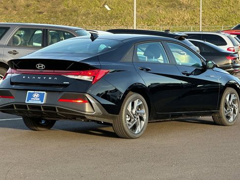 Used 2025 Hyundai Elantra SEL image 3