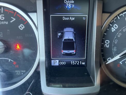 Used 2020 Toyota Tacoma Limited image 11