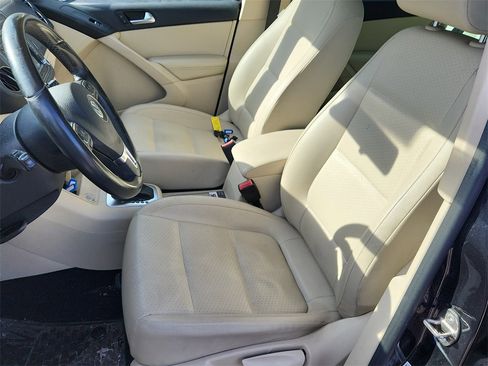 Used 2015 Volkswagen Tiguan SE image 16