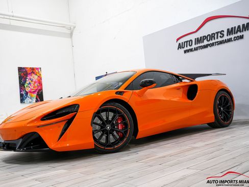 Used 2023 McLaren Artura image 4