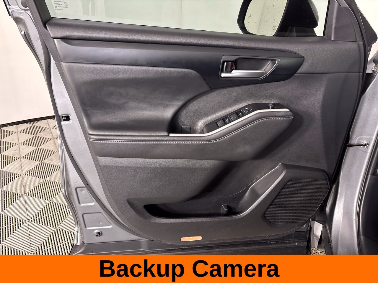 Used 2025 Toyota Highlander XLE FWD image 11