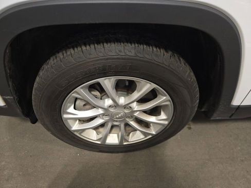 Used 2019 Jeep Cherokee Latitude w/ Cold Weather Group image 11