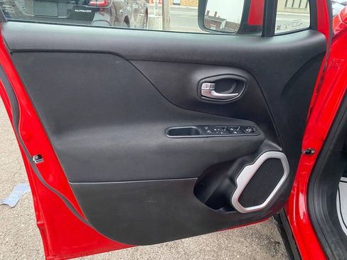 Used 2019 Jeep Renegade Latitude FWD image 14