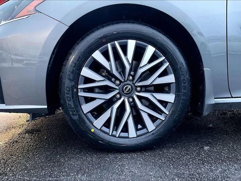 Used 2023 Nissan Altima 2.5 SV w/ SV Premium Package image 9