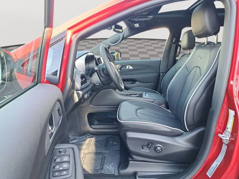 New 2026 Chrysler Pacifica Limited w/ Uconnect Theater Family Group image 12