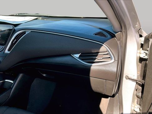 Used 2020 Chevrolet Malibu LT FWD image 14
