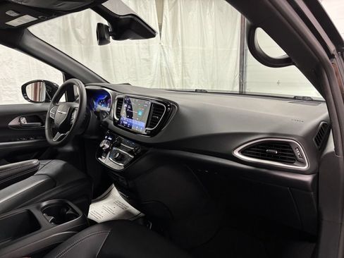Used 2025 Chrysler Pacifica Select FWD image 58