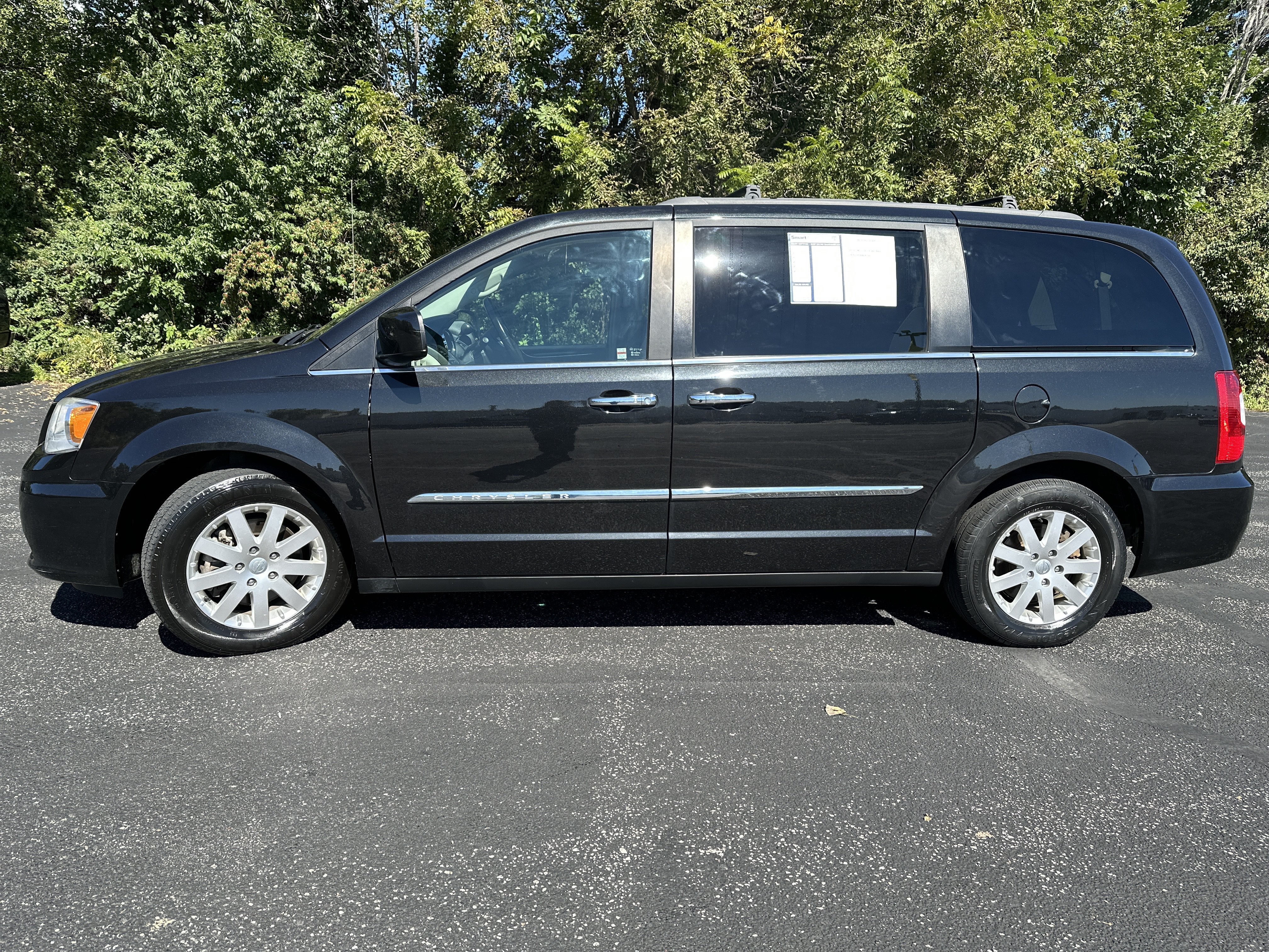 Used 2015 Chrysler Town & Country Touring w/ Driver Convenience Group FWD image 4