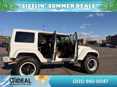 Used 2016 Jeep Wrangler Unlimited Sahara w/ Connectivity Group AWD/4WD image 44