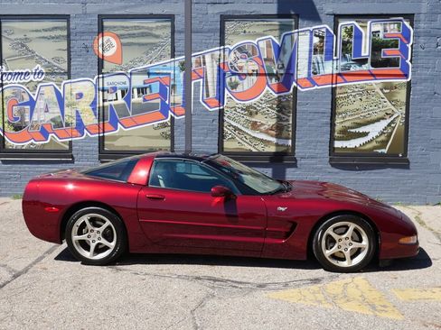 Used 2003 Chevrolet Corvette Coupe w/ Preferred Equipment Group RWD image 30