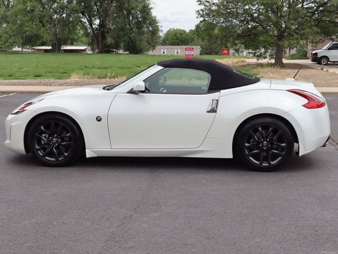Used 2019 Nissan 370Z Touring RWD image 9