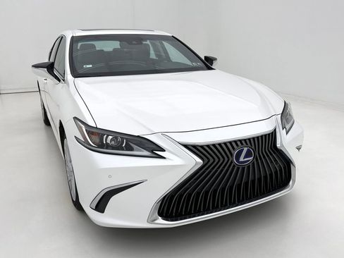 Used 2019 Lexus ES 300h image 3