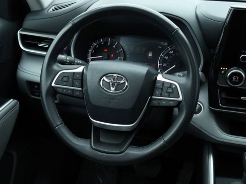 Used 2024 Toyota Highlander XLE image 11